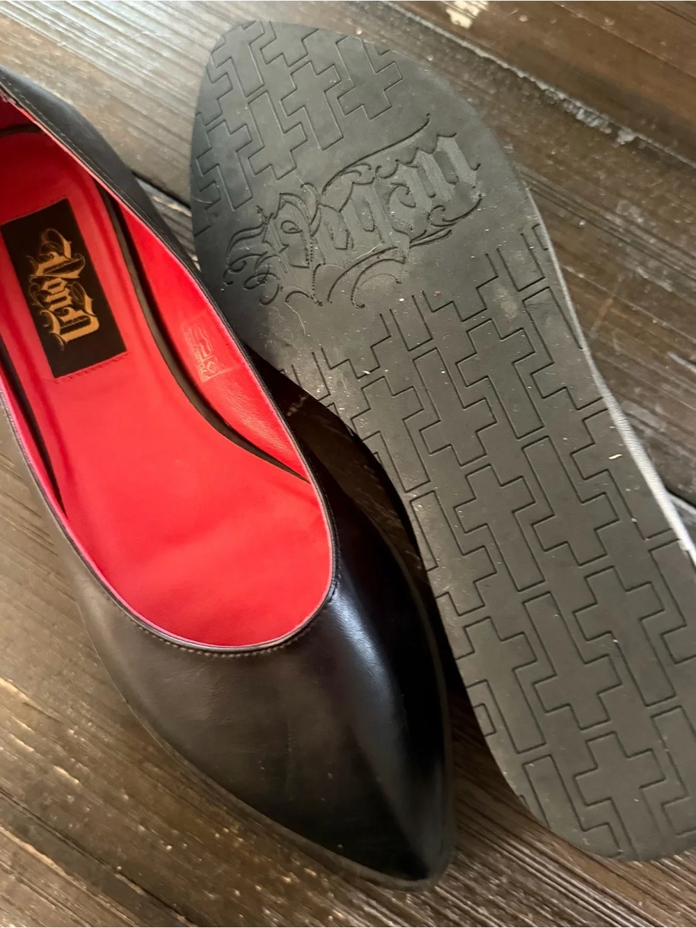 Women's Von-D Black Pointed-Toe Flats with Red Lining